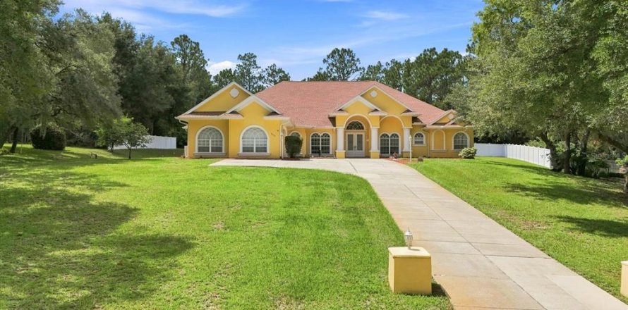 House in Hernando, Florida 3 bedrooms, 379.23 sq.m. № 2356419