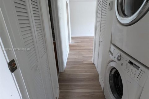 Condominio en alquiler en Miami, Florida, 2 dormitorios, 79.43 m2 № 2076271 - foto 3