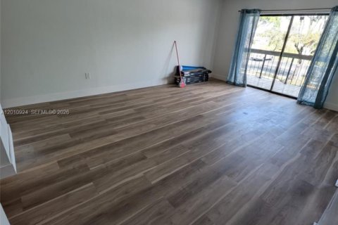 Condominio en alquiler en Miami, Florida, 2 dormitorios, 79.43 m2 № 2076271 - foto 4