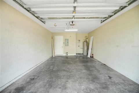 House in Fruitland Park, Florida 3 bedrooms, 121.05 sq.m. № 2211629 - photo 30