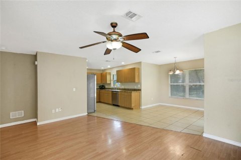 House in Fruitland Park, Florida 3 bedrooms, 121.05 sq.m. № 2211629 - photo 5