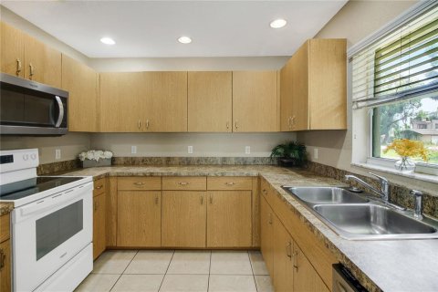 House in Fruitland Park, Florida 3 bedrooms, 121.05 sq.m. № 2211629 - photo 10
