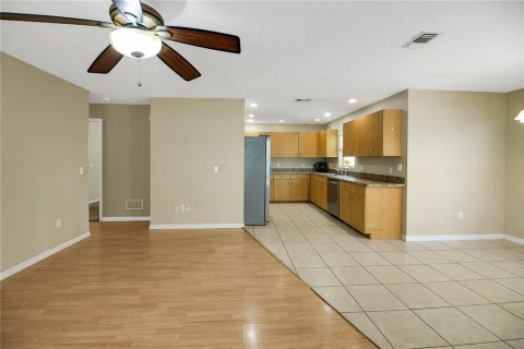 House in Fruitland Park, Florida 3 bedrooms, 121.05 sq.m. № 2211629 - photo 7