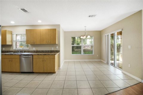 House in Fruitland Park, Florida 3 bedrooms, 121.05 sq.m. № 2211629 - photo 6