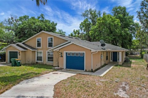 House in Fruitland Park, Florida 3 bedrooms, 121.05 sq.m. № 2211629 - photo 2
