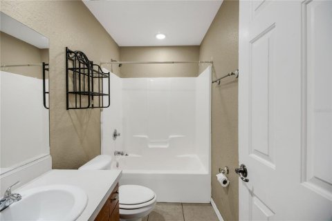 House in Fruitland Park, Florida 3 bedrooms, 121.05 sq.m. № 2211629 - photo 26