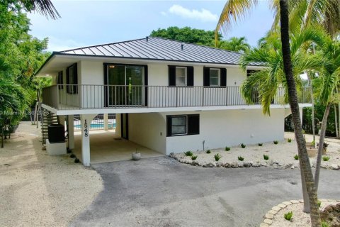 House in Marathon, Florida 4 bedrooms, 115.85 sq.m. № 1878623 - photo 1