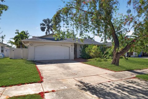 House in Saint Petersburg, Florida 3 bedrooms, 127.55 sq.m. № 2212718