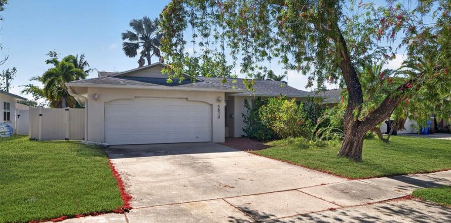 Villa ou maison à Saint Petersburg, Floride 3 chambres, 127.55 m2 № 2212718