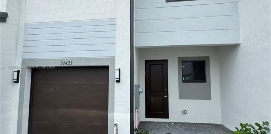 Townhouse in Homestead, Florida 3 bedrooms, 167.22 sq.m. № 1477659