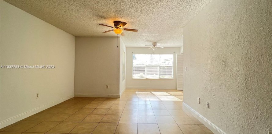 Condominio en West Palm Beach, Florida, 2 dormitorios  № 2022771