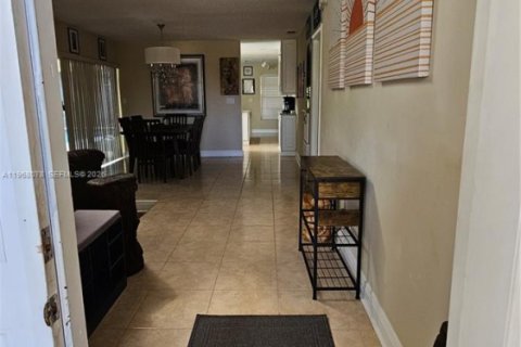 House in Fort Lauderdale, Florida 3 bedrooms, 149.67 sq.m. № 2029305 - photo 12