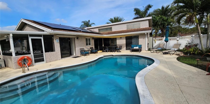 House in Fort Lauderdale, Florida 3 bedrooms, 149.67 sq.m. № 2029305