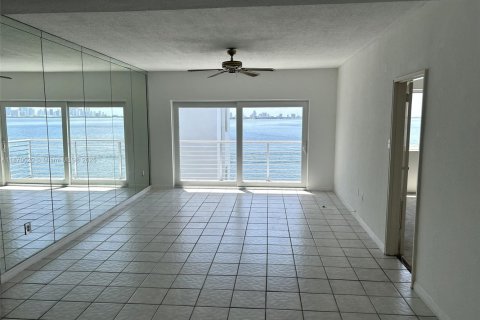 Condominio en venta en North Bay Village, Florida, 2 dormitorios, 111.39 m2 № 1920263 - foto 3