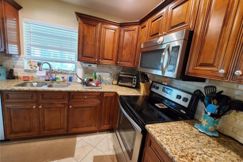 Condo in Sun City Center, Florida, 2 bedrooms  № 2206242 - photo 9