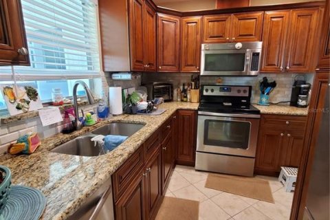 Condo in Sun City Center, Florida, 2 bedrooms  № 2206242 - photo 11