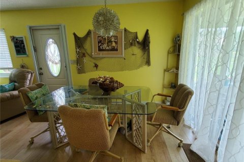 Condo in Sun City Center, Florida, 2 bedrooms  № 2206242 - photo 8
