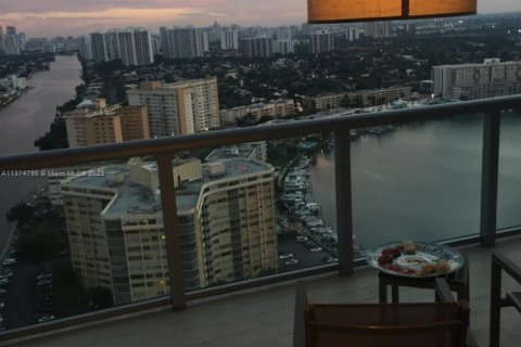 Condo in Hallandale Beach, Florida, 2 bedrooms  № 1973537 - photo 4