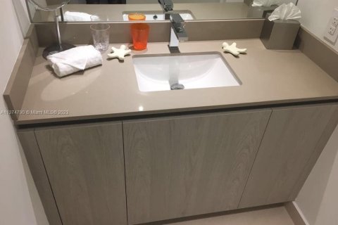 Condo in Hallandale Beach, Florida, 2 bedrooms  № 1973537 - photo 17