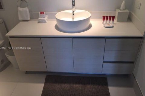 Condo in Hallandale Beach, Florida, 2 bedrooms  № 1973537 - photo 18