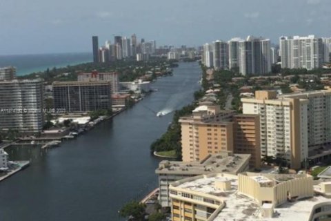 Condo in Hallandale Beach, Florida, 2 bedrooms  № 1973537 - photo 2