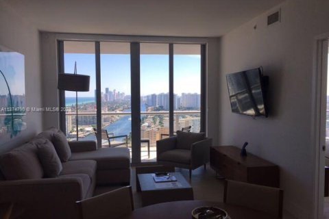 Condo in Hallandale Beach, Florida, 2 bedrooms  № 1973537 - photo 15