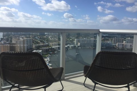 Condo in Hallandale Beach, Florida, 2 bedrooms  № 1973537 - photo 1