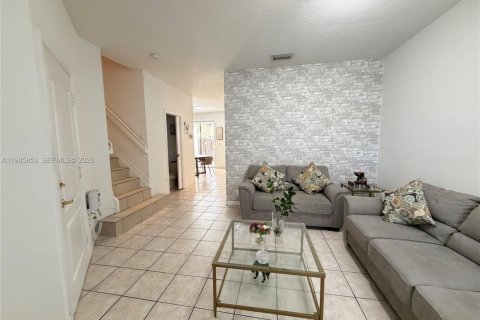 Снять в аренду таунхаус в Дорал, Флорида 3 спальни, 142.42м2, № 2048172 - фото 2
