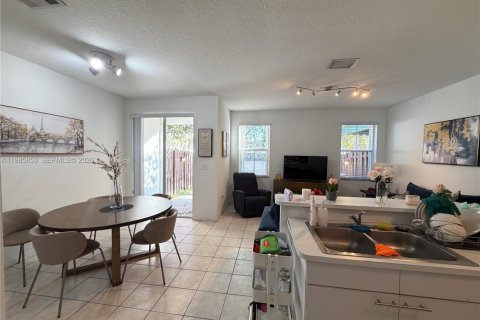 Снять в аренду таунхаус в Дорал, Флорида 3 спальни, 142.42м2, № 2048172 - фото 5