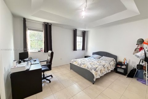 Снять в аренду таунхаус в Дорал, Флорида 3 спальни, 142.42м2, № 2048172 - фото 7