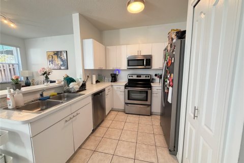 Снять в аренду таунхаус в Дорал, Флорида 3 спальни, 142.42м2, № 2048172 - фото 3