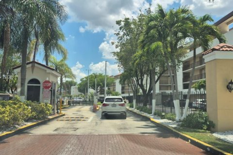 Copropriété à louer à Miami, Floride: 2 chambres, 89.93 m2 № 2075556 - photo 4