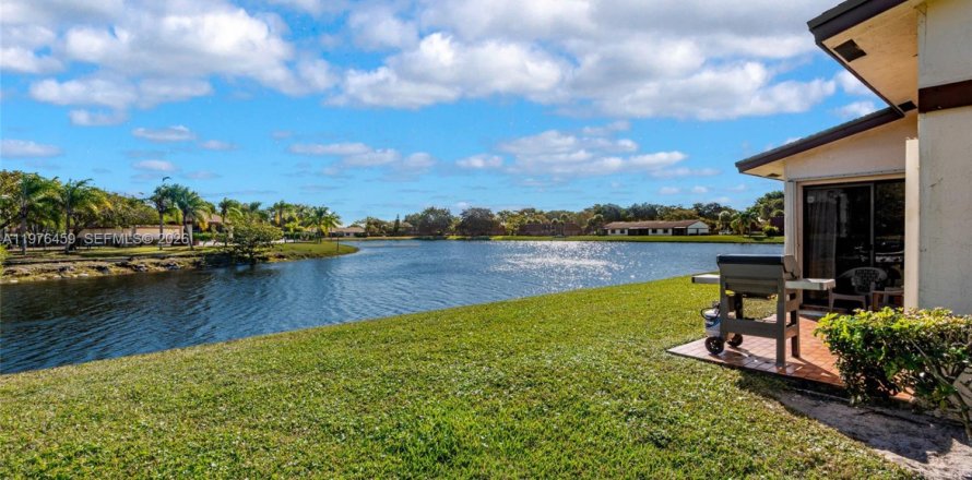 Villa ou maison à Davie, Floride 3 chambres, 143.81 m2 № 2041486