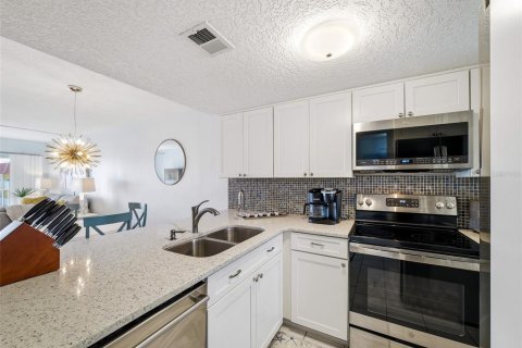 Condo in New Smyrna Beach, Florida, 2 bedrooms  № 2102238 - photo 13