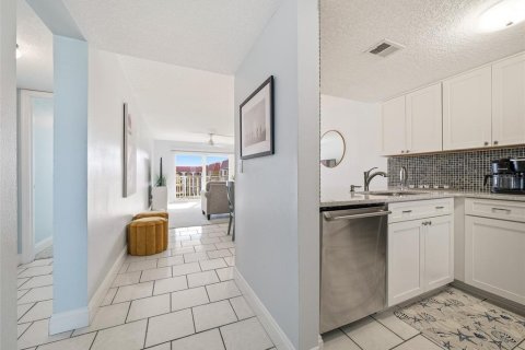 Condo in New Smyrna Beach, Florida, 2 bedrooms  № 2102238 - photo 9