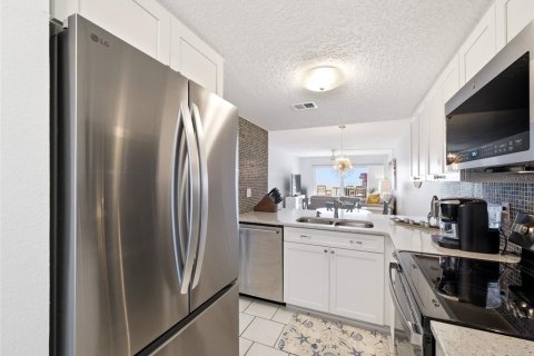 Condo in New Smyrna Beach, Florida, 2 bedrooms  № 2102238 - photo 11