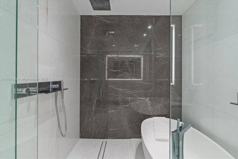 Condo in Miami, Florida, 2 bedrooms  № 1921802 - photo 18