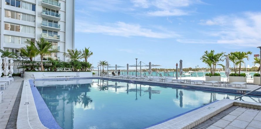 Condominio en Miami Beach, Florida, 2 dormitorios  № 1939409