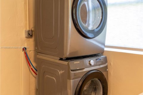 House in Dania Beach, Florida 3 bedrooms, 95.04 sq.m. № 2026086 - photo 23