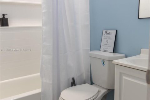 House in Dania Beach, Florida 3 bedrooms, 95.04 sq.m. № 2026086 - photo 15