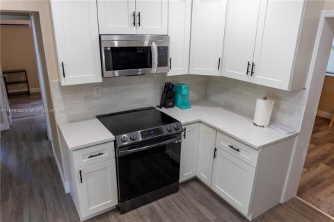 House in Dania Beach, Florida 3 bedrooms, 95.04 sq.m. № 2026086 - photo 7