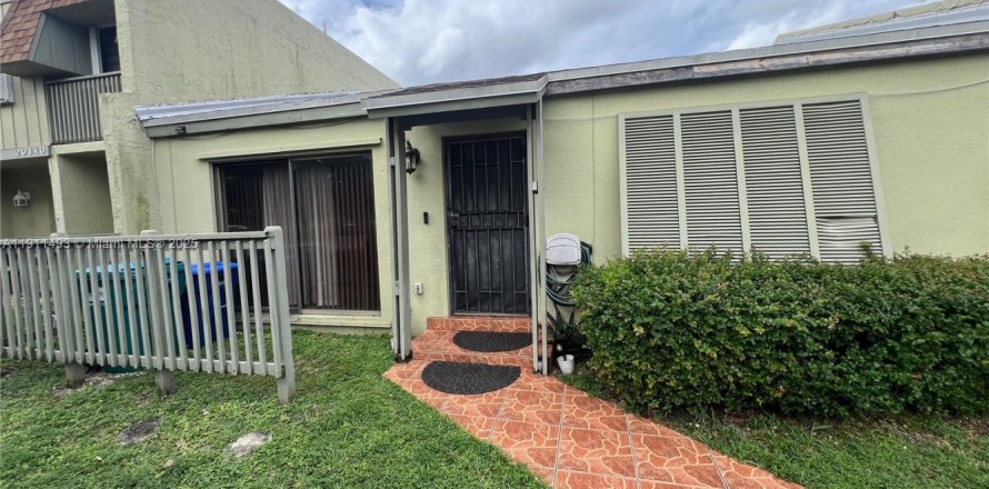 Кондоминиум с 2 спальнями в Майами-Гарденс, Флорида № 1968212