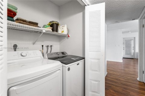Condo in Margate, Florida, 2 bedrooms  № 1990746 - photo 21