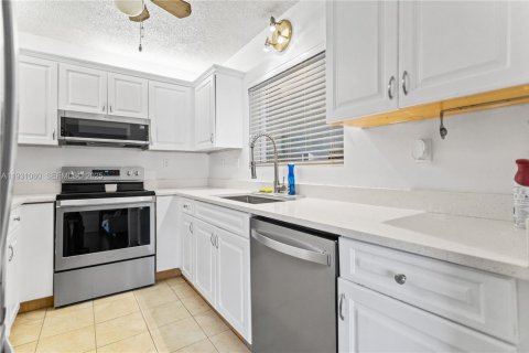 Condo in Margate, Florida, 2 bedrooms  № 1990746 - photo 11