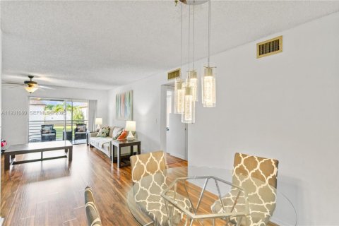 Condo in Margate, Florida, 2 bedrooms  № 1990746 - photo 12