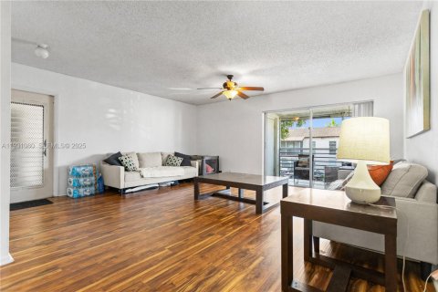 Condo in Margate, Florida, 2 bedrooms  № 1990746 - photo 2