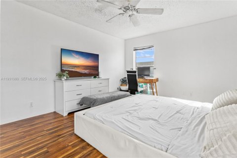 Condo in Margate, Florida, 2 bedrooms  № 1990746 - photo 17