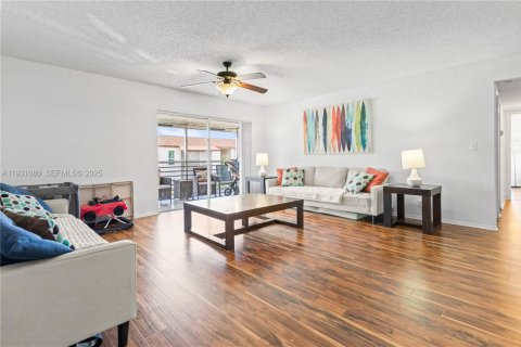 Condo in Margate, Florida, 2 bedrooms  № 1990746 - photo 4