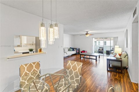 Condo in Margate, Florida, 2 bedrooms  № 1990746 - photo 13