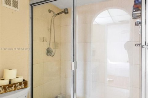 Condo in Margate, Florida, 2 bedrooms  № 1990746 - photo 25